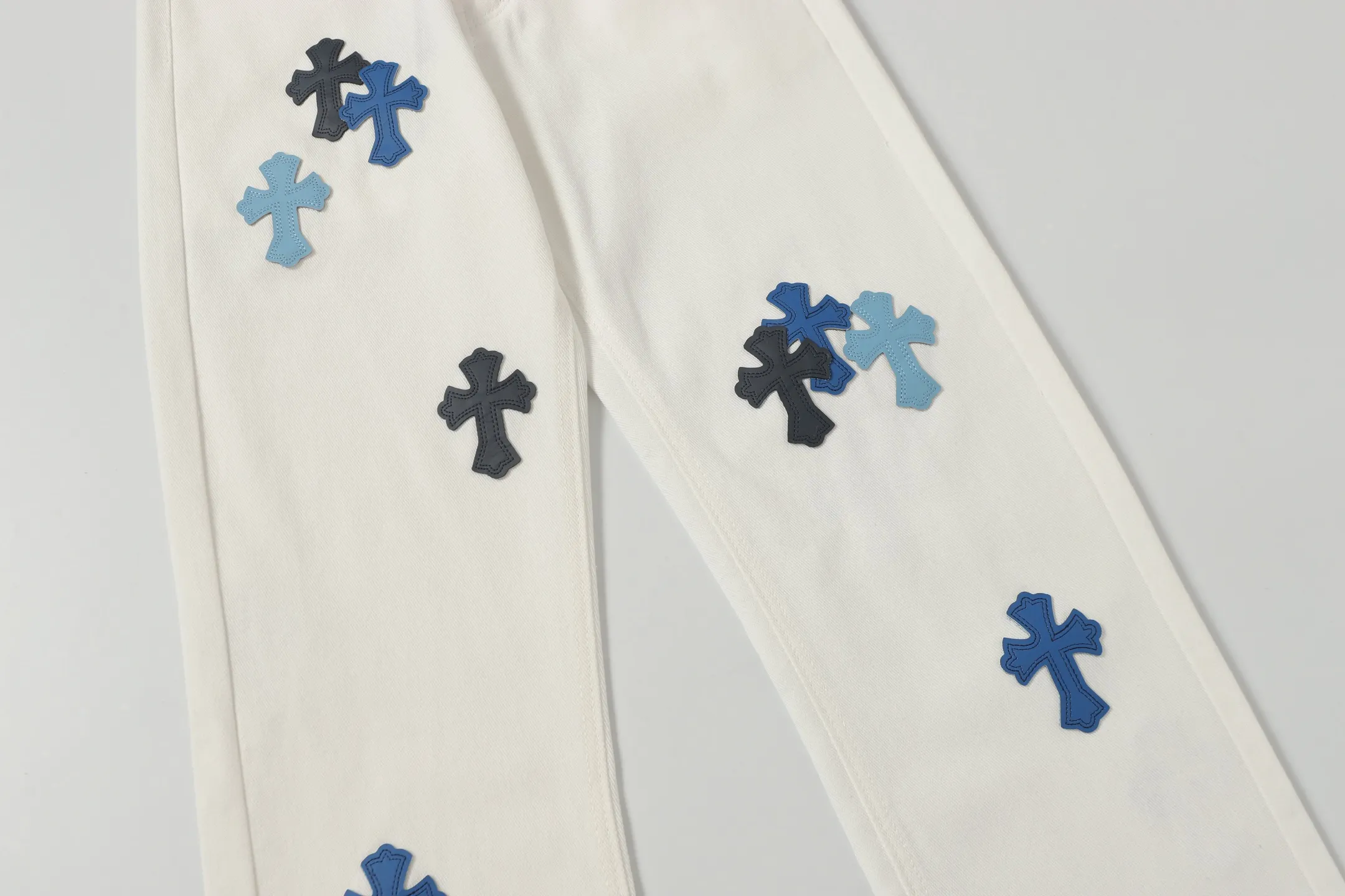P280 - Chrome Hearts/Chrome Hearts classic white cow series colorful leather cross washed color fabric men's and women's denim trousers -Vibe style straight stacked god-level version -carbon fine bias denim color cloth -old vintage complete set of hardware - Chrome Hearts white cow series The high version uses high-ounce customized fabrics, fermentation washing and soft color fixation, soft and thick to wear, the details are all hand-polished and crafted, all-over jacquard fabrics unique design style After multiple processes to create a full retro feel, a niche and unique non-contrast shirt, custom-made distressed spray-painted buttons, every detail is crafted with craftsmanship. Color: Picture color Code number: 28-36